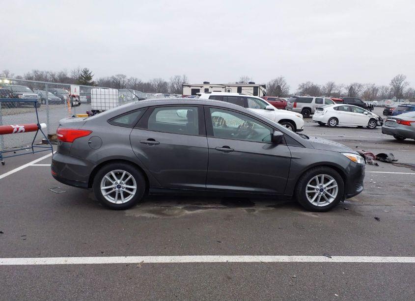 Photo 13 of 2018 Ford Focus SE (VIN 1FADP3F22JL238753)