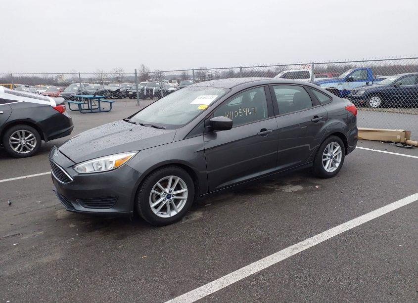 Photo 2 of 2018 Ford Focus SE (VIN 1FADP3F22JL238753)