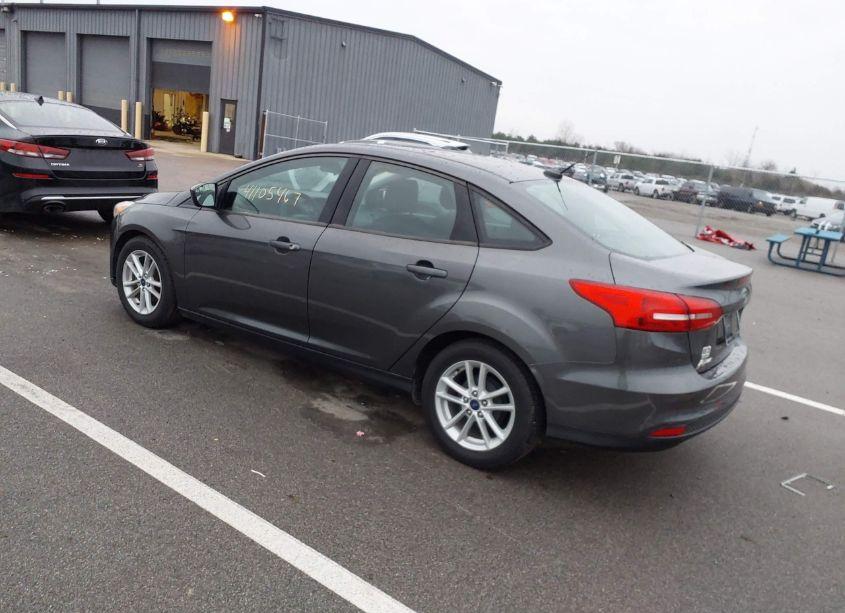 Photo 3 of 2018 Ford Focus SE (VIN 1FADP3F22JL238753)