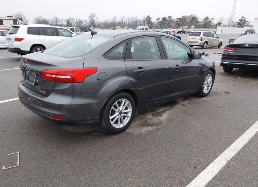 Photo 4 of 2018 Ford Focus SE (VIN 1FADP3F22JL238753)