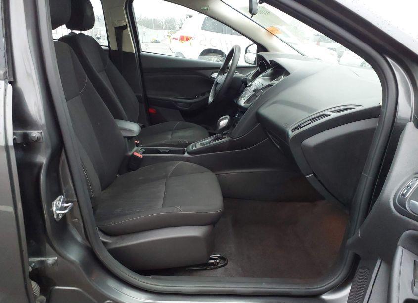 Photo 5 of 2018 Ford Focus SE (VIN 1FADP3F22JL238753)