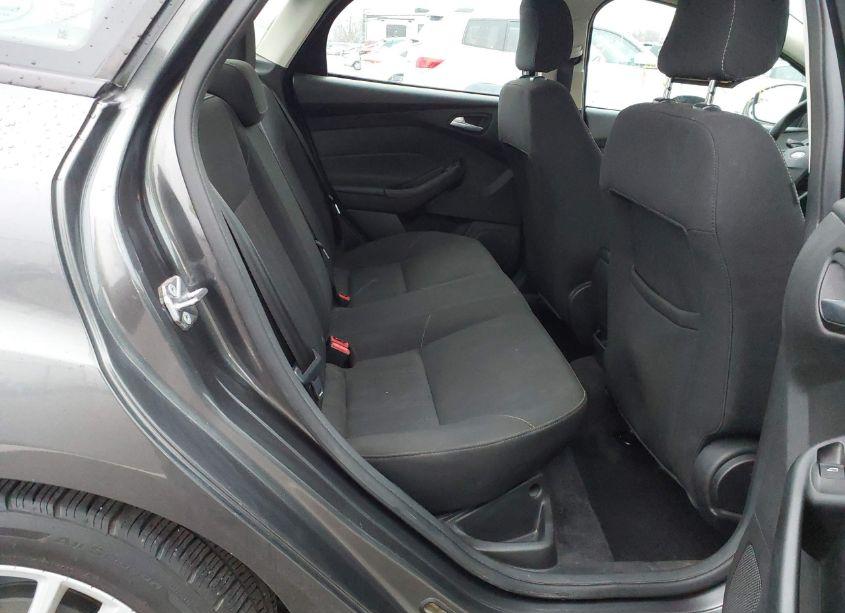 Photo 8 of 2018 Ford Focus SE (VIN 1FADP3F22JL238753)