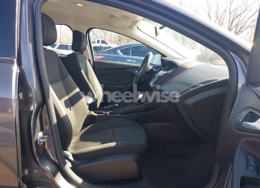 Photo 5 of 2018 Ford Focus SE (VIN 1FADP3F22JL259859)