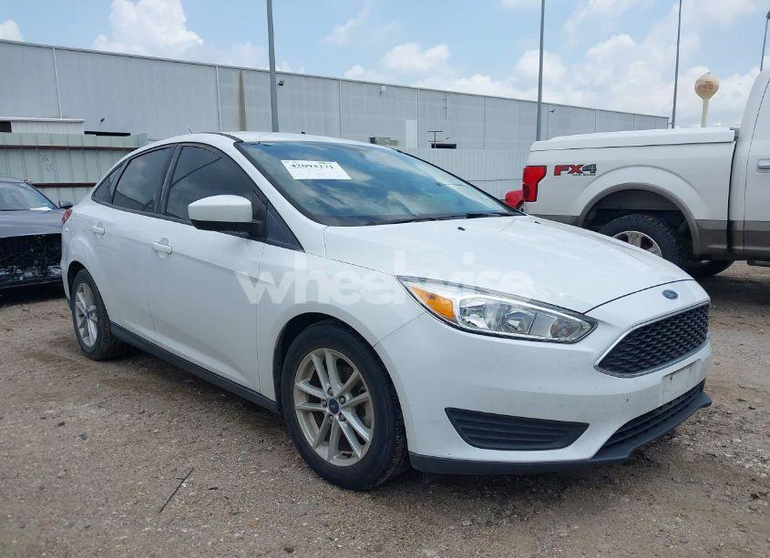 2018 Ford Focus SE (VIN 1FADP3F22JL292697) main photo
