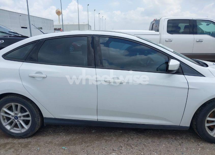 Photo 13 of 2018 Ford Focus SE (VIN 1FADP3F22JL292697)