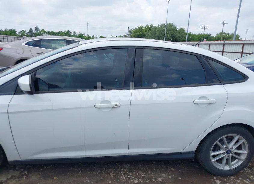 Photo 14 of 2018 Ford Focus SE (VIN 1FADP3F22JL292697)