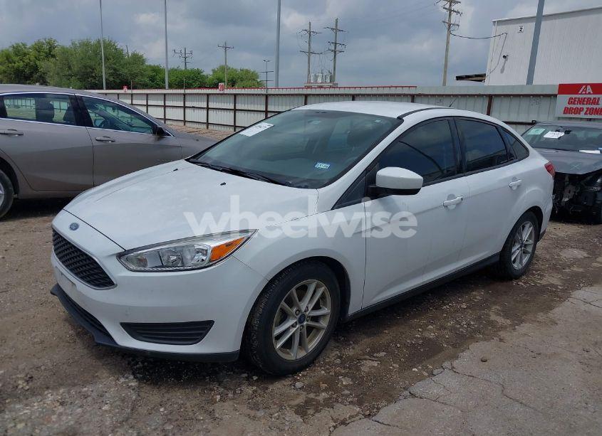 Photo 2 of 2018 Ford Focus SE (VIN 1FADP3F22JL292697)