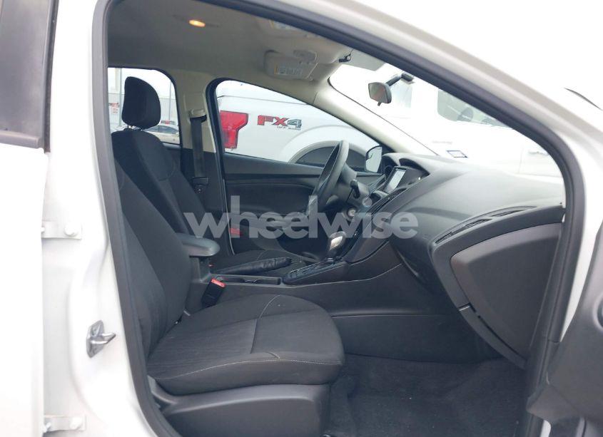 Photo 5 of 2018 Ford Focus SE (VIN 1FADP3F22JL292697)