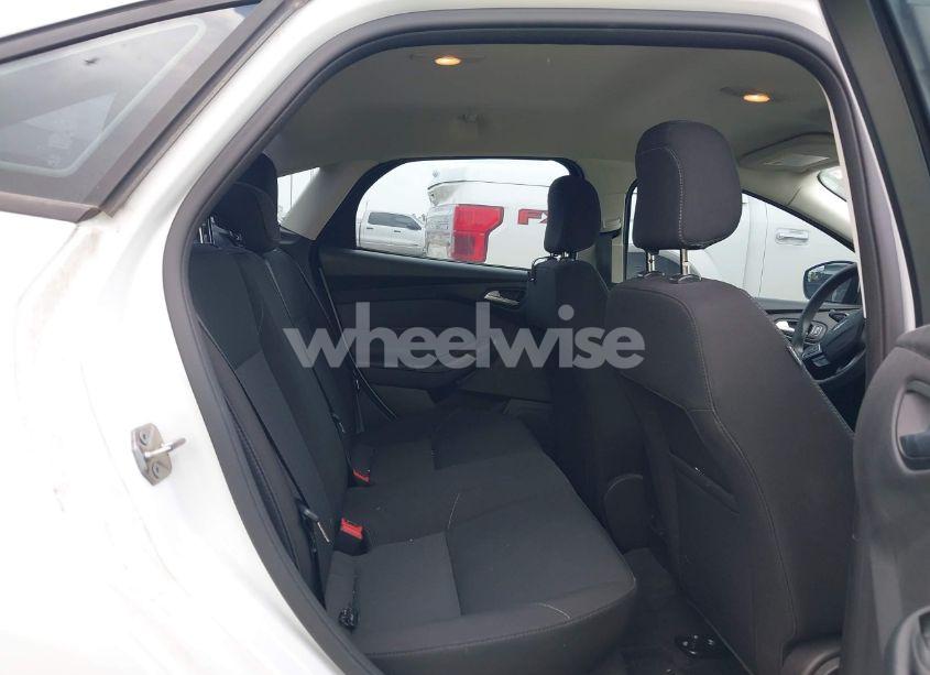 Photo 8 of 2018 Ford Focus SE (VIN 1FADP3F22JL292697)