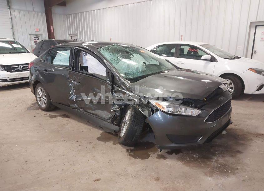 2018 Ford Focus SE (VIN 1FADP3F22JL298144) main photo