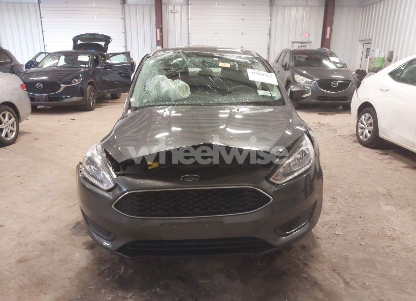 Photo 12 of 2018 Ford Focus SE (VIN 1FADP3F22JL298144)
