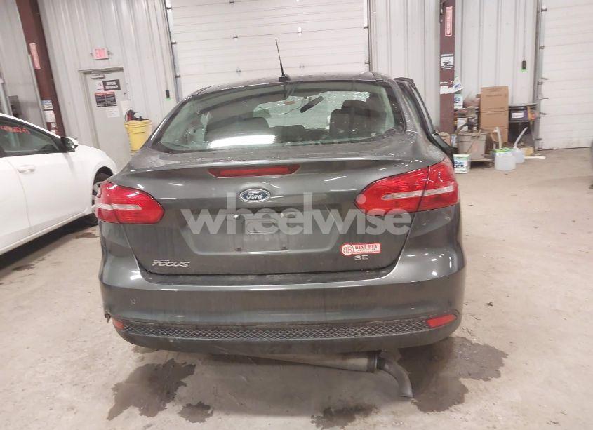Photo 16 of 2018 Ford Focus SE (VIN 1FADP3F22JL298144)