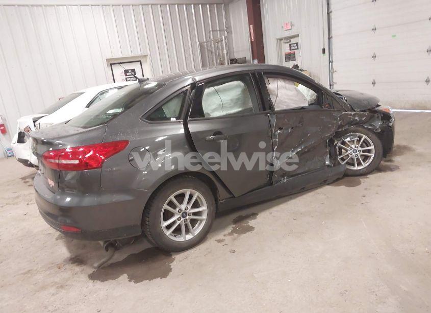 Photo 4 of 2018 Ford Focus SE (VIN 1FADP3F22JL298144)