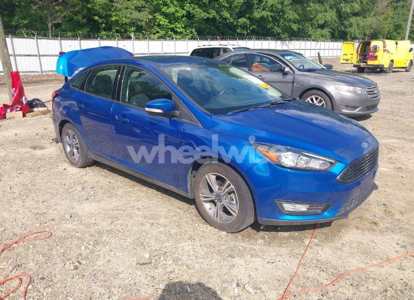 2018 Ford Focus SE (VIN 1FADP3F22JL298824) main photo