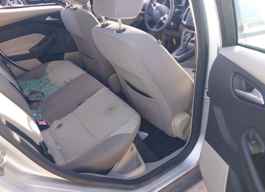 Photo 8 of 2014 Ford Focus SE (VIN 1FADP3F23EL122998)