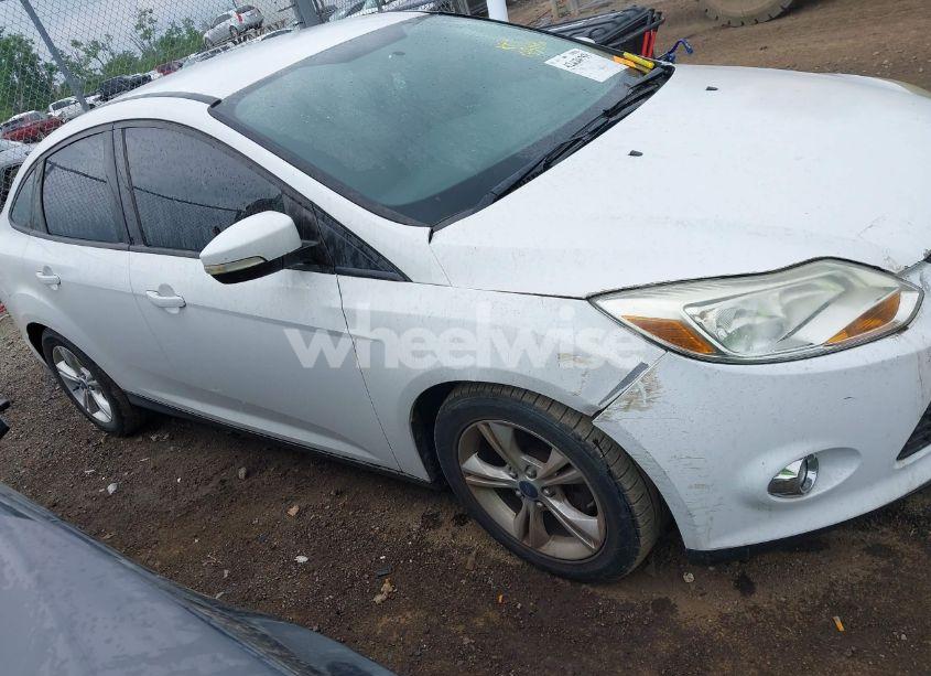 Photo 13 of 2014 Ford Focus SE (VIN 1FADP3F23EL154642)