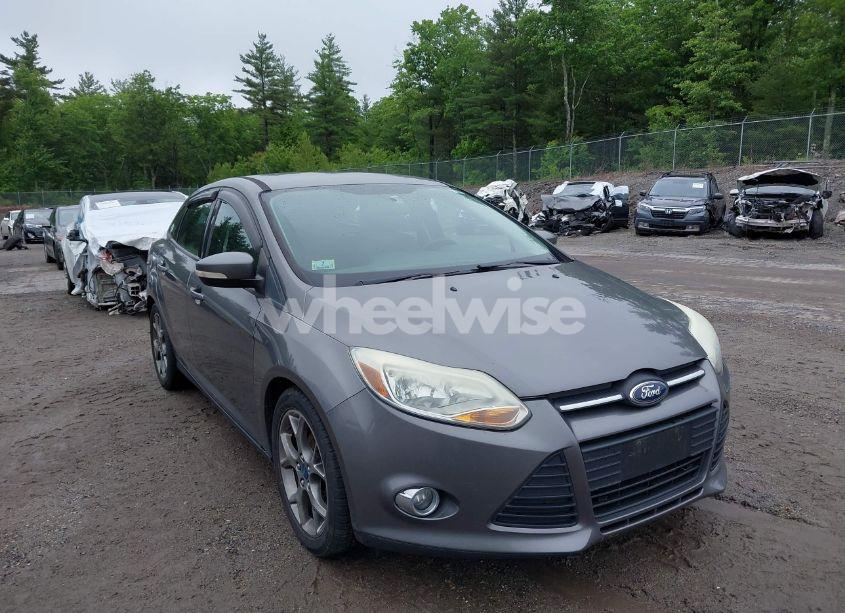 2014 Ford Focus SE (VIN 1FADP3F23EL215276) main photo