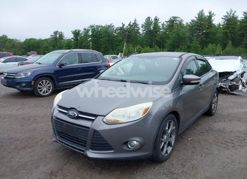 Photo 2 of 2014 Ford Focus SE (VIN 1FADP3F23EL215276)