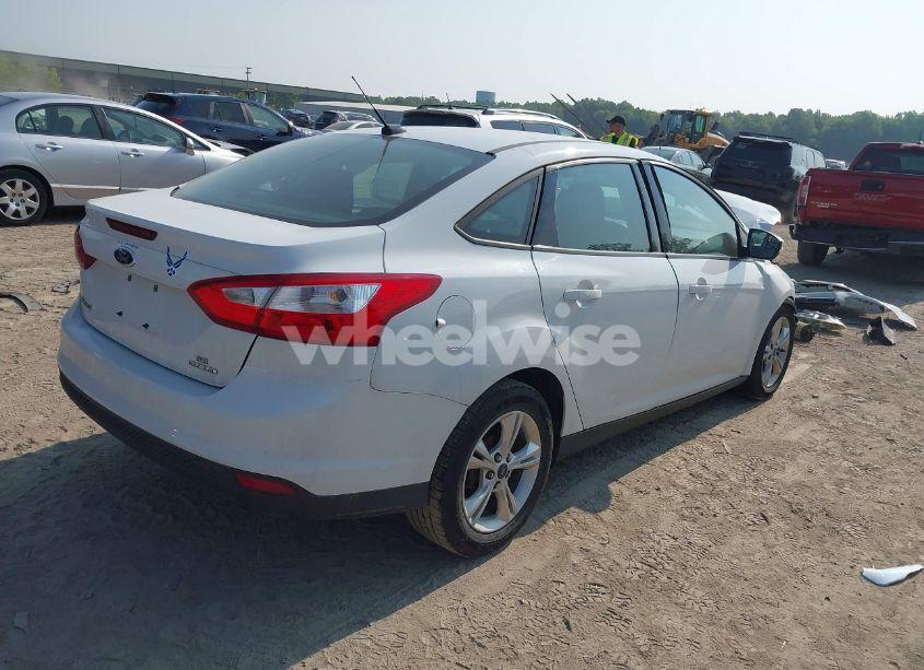 Photo 4 of 2014 Ford Focus SE (VIN 1FADP3F23EL320576)