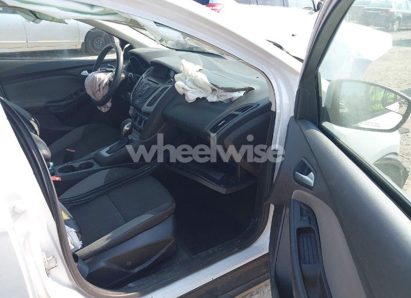 Photo 5 of 2014 Ford Focus SE (VIN 1FADP3F23EL320576)