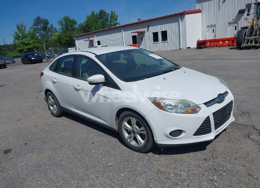 2014 Ford Focus SE (VIN 1FADP3F23EL425828) main photo