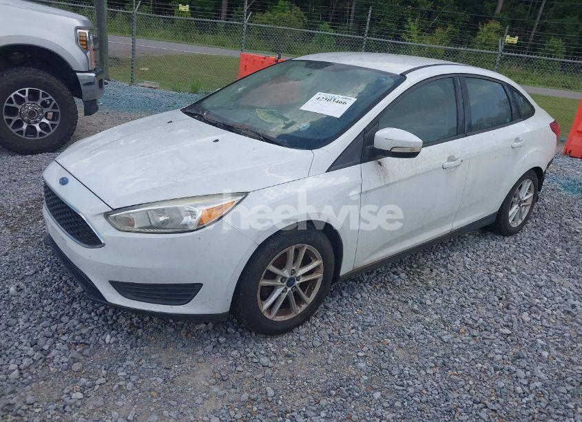 Photo 2 of 2015 Ford Focus SE (VIN 1FADP3F23FL203050)