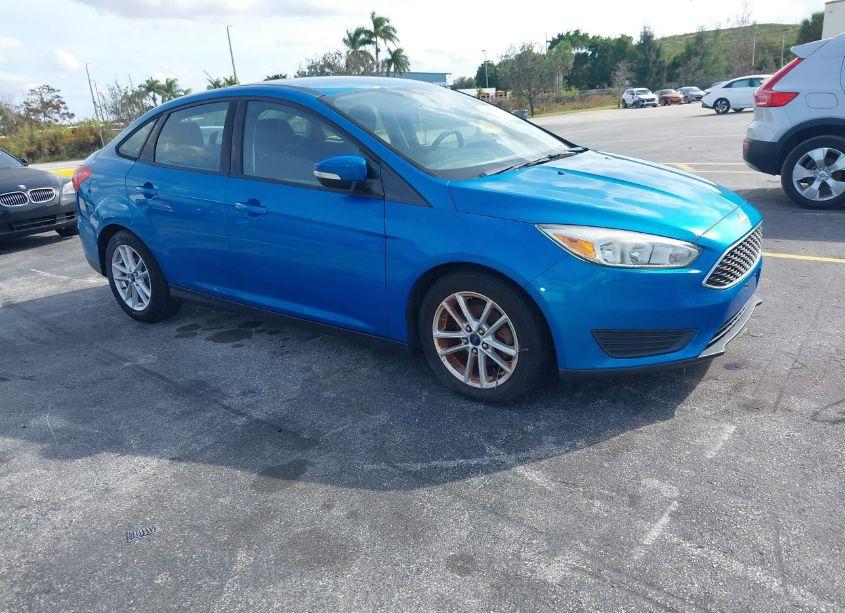 2015 Ford Focus SE (VIN 1FADP3F23FL240132) main photo