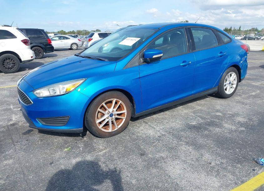 Photo 2 of 2015 Ford Focus SE (VIN 1FADP3F23FL240132)