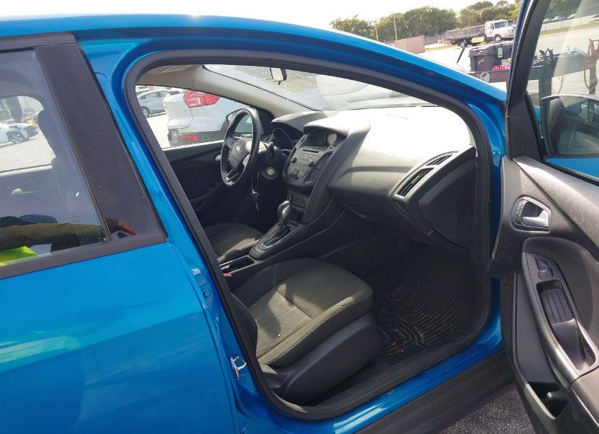 Photo 5 of 2015 Ford Focus SE (VIN 1FADP3F23FL240132)
