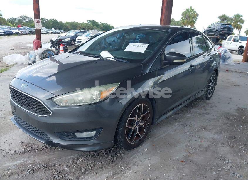 Photo 2 of 2015 Ford Focus SE (VIN 1FADP3F23FL247162)