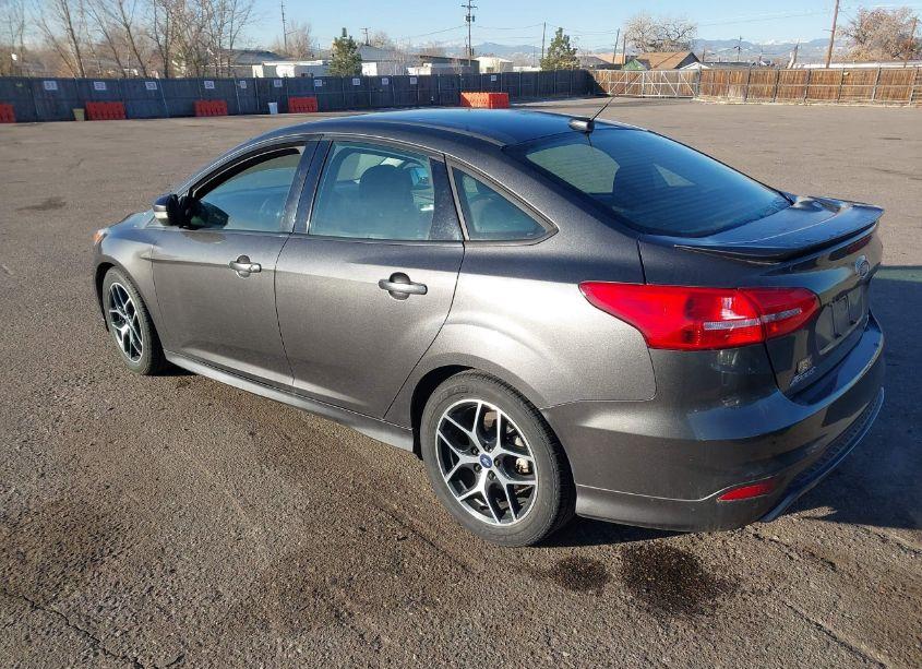 Photo 3 of 2015 Ford Focus SE (VIN 1FADP3F23FL305724)