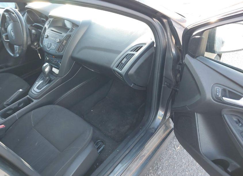 Photo 5 of 2015 Ford Focus SE (VIN 1FADP3F23FL305724)
