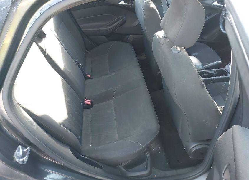 Photo 8 of 2015 Ford Focus SE (VIN 1FADP3F23FL305724)