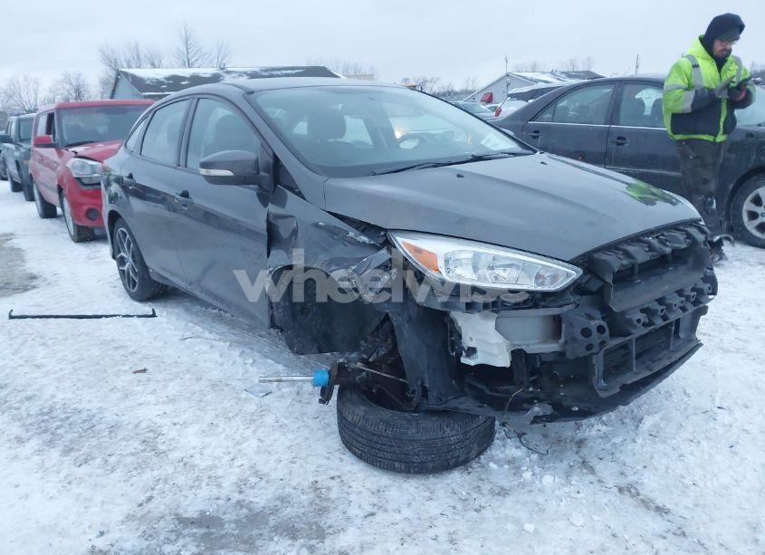 2015 Ford Focus SE (VIN 1FADP3F23FL333961) main photo