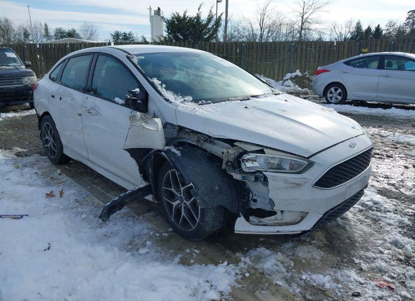 2015 Ford Focus SE (VIN 1FADP3F23FL334690) main photo