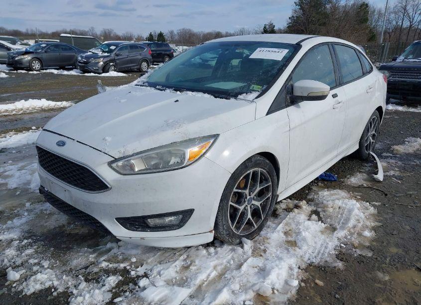 Photo 2 of 2015 Ford Focus SE (VIN 1FADP3F23FL334690)
