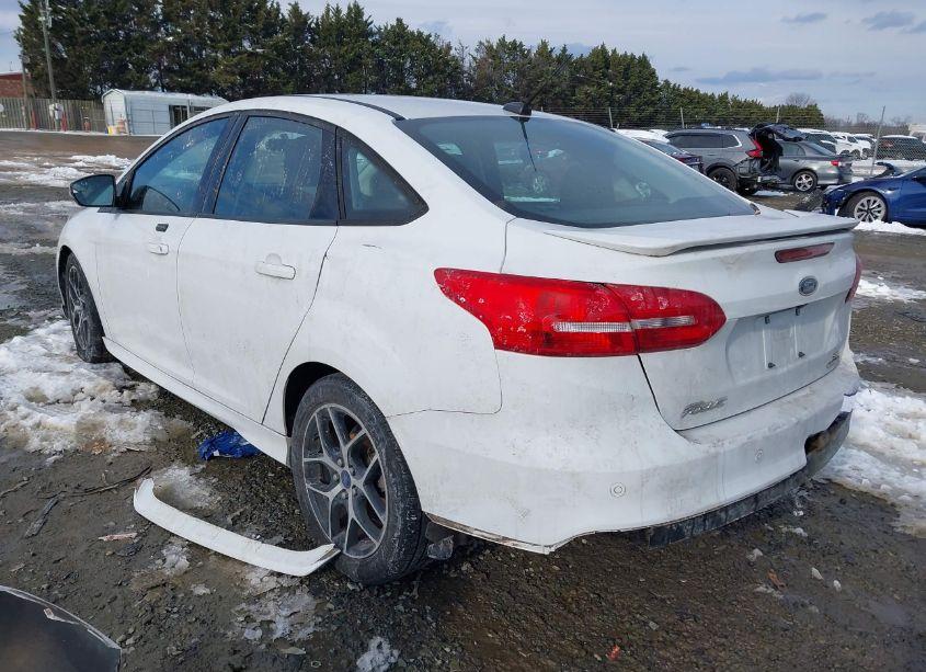 Photo 3 of 2015 Ford Focus SE (VIN 1FADP3F23FL334690)