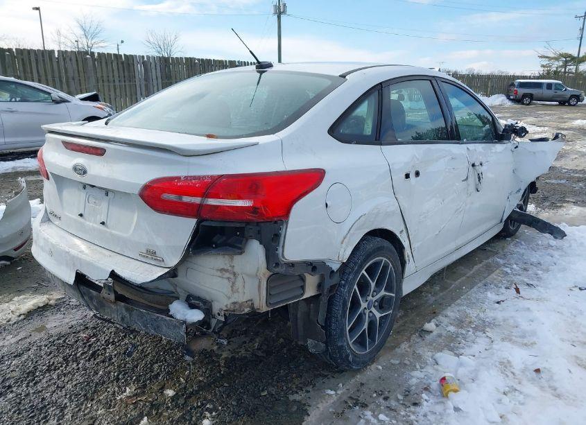 Photo 4 of 2015 Ford Focus SE (VIN 1FADP3F23FL334690)