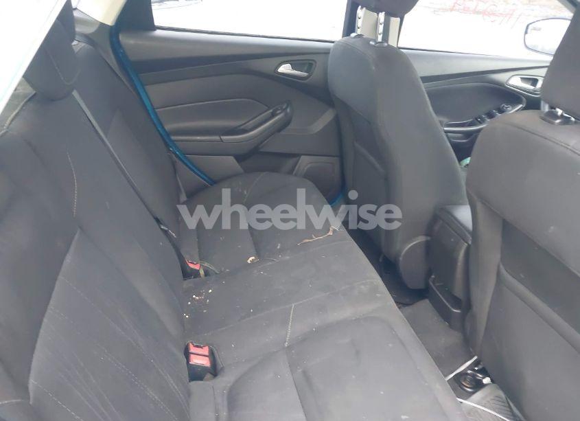Photo 8 of 2015 Ford Focus SE (VIN 1FADP3F23FL372484)