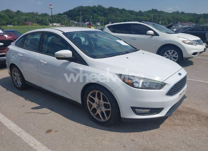 2015 Ford Focus SE (VIN 1FADP3F23FL374767) main photo