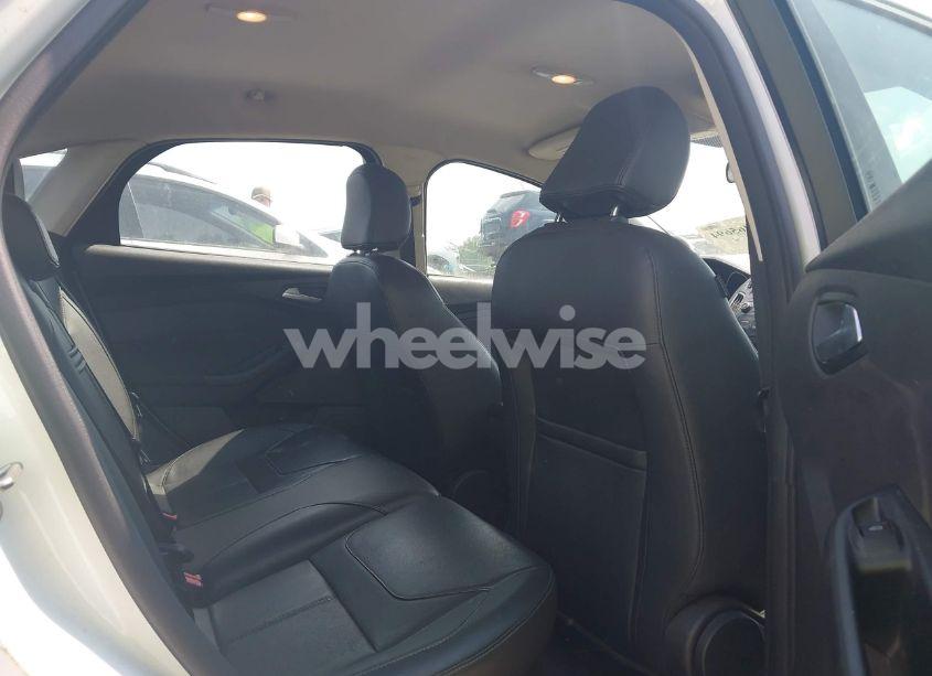 Photo 8 of 2015 Ford Focus SE (VIN 1FADP3F23FL374767)