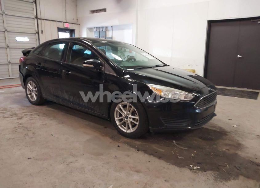 2016 Ford Focus SE (VIN 1FADP3F23GL241055) main photo