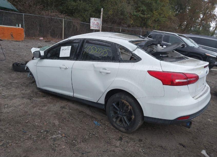 Photo 3 of 2016 Ford Focus SE (VIN 1FADP3F23GL247924)