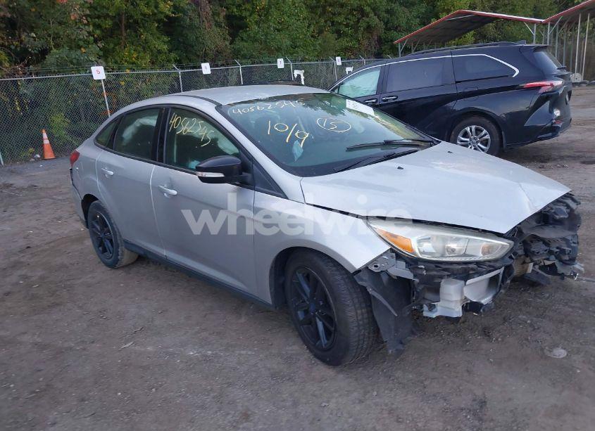 2016 Ford Focus SE (VIN 1FADP3F23GL365861) main photo