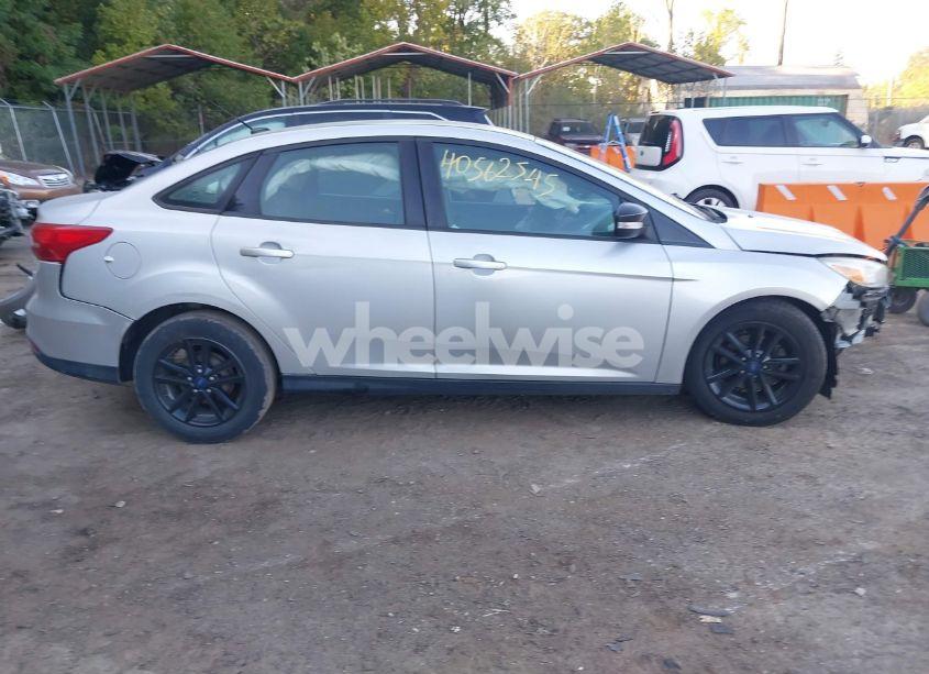 Photo 12 of 2016 Ford Focus SE (VIN 1FADP3F23GL365861)
