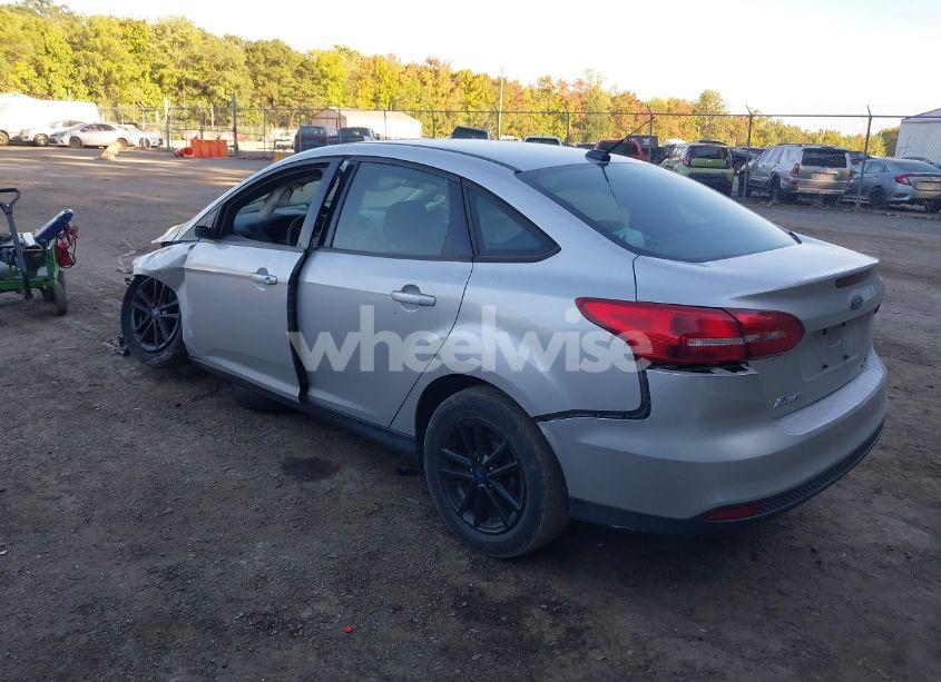 Photo 3 of 2016 Ford Focus SE (VIN 1FADP3F23GL365861)