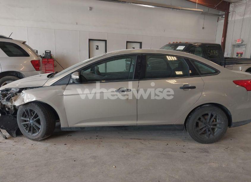 Photo 14 of 2016 Ford Focus SE (VIN 1FADP3F23GL373491)