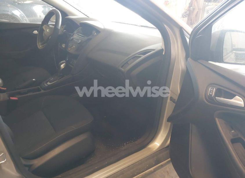 Photo 5 of 2016 Ford Focus SE (VIN 1FADP3F23GL373491)