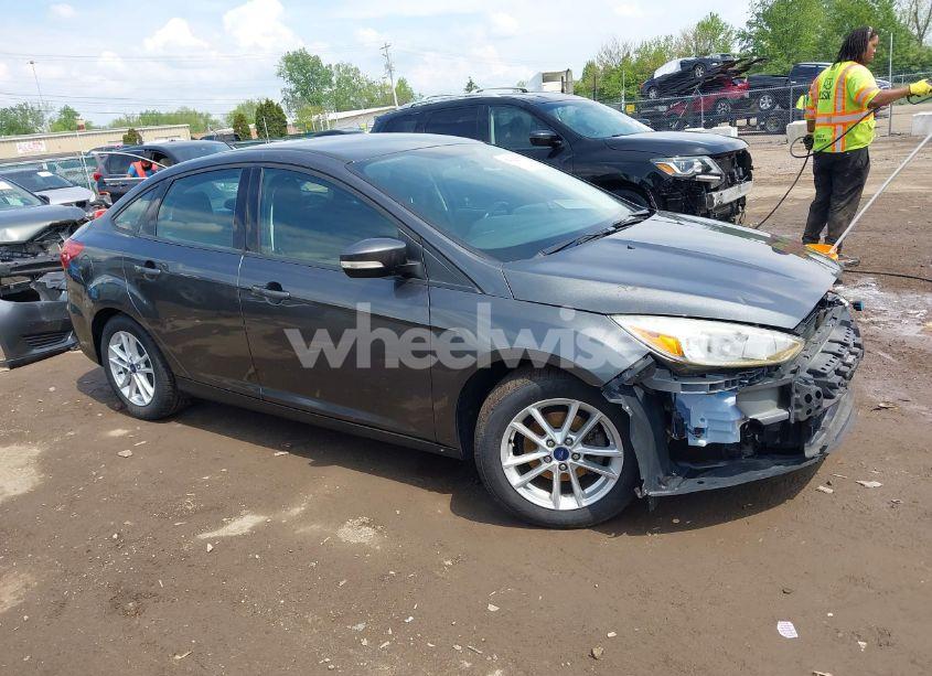 2017 Ford Focus SE (VIN 1FADP3F23HL203732) main photo