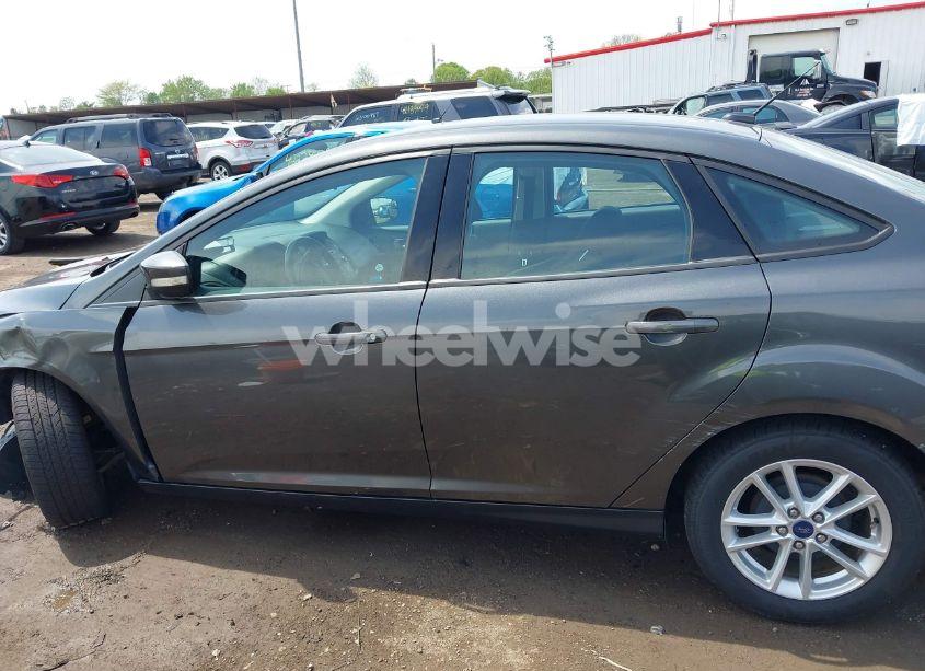 Photo 15 of 2017 Ford Focus SE (VIN 1FADP3F23HL203732)